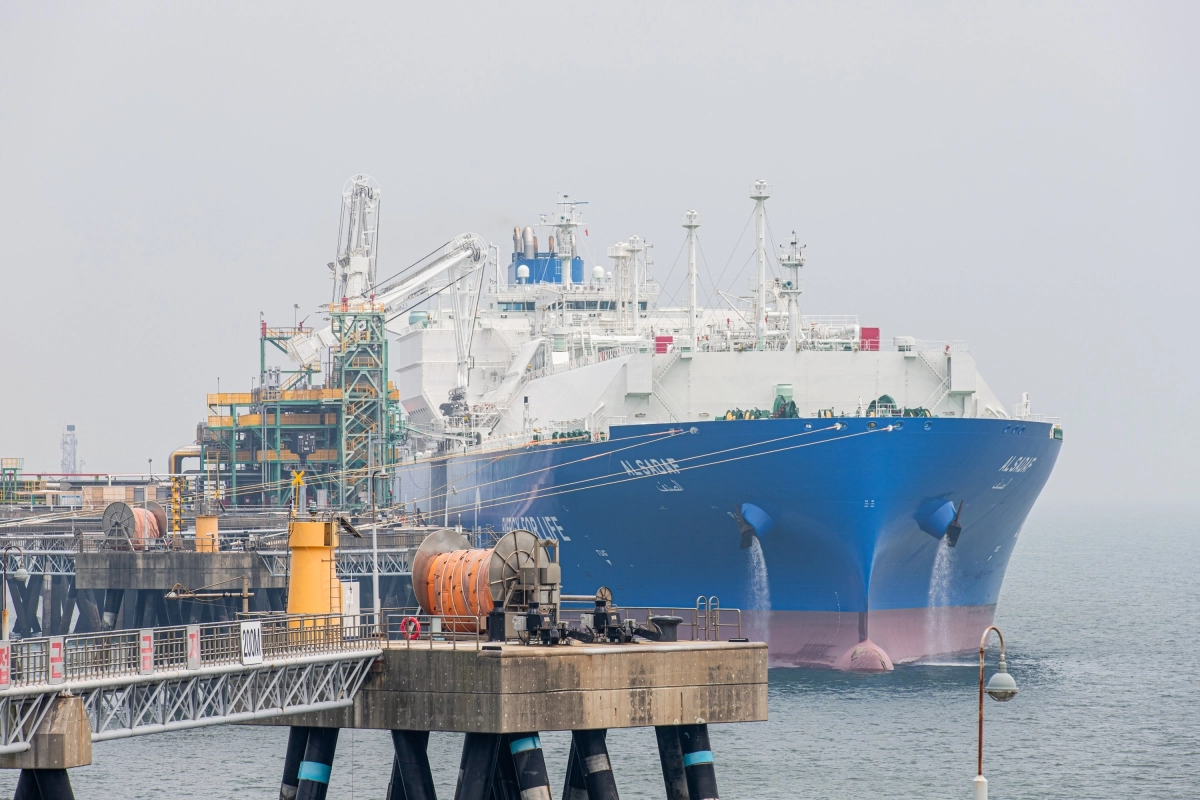 캐나다에서 15년 만에 생산된 ‘한국 지분’ 액화천연가스(LNG) 7만 5000t를 싣고 8500㎞를 달려 한국가스공사 인천기지에 도착한 선박이 지난 4일 하역부두에 정박해 있다. 한국가스공사 제공