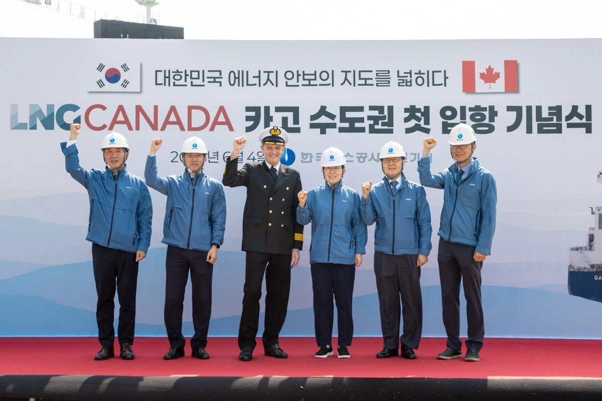 지난 4일 액화천연가스(LNG) 캐나다 카고 수도권 첫 입항 기념식에서 최연혜(왼쪽 네 번째) 한국가스공사 사장과 캐나다에서 배를 몰고 온 선장 등이 기념 촬영을 하고 있다. 한국가스공사 제공