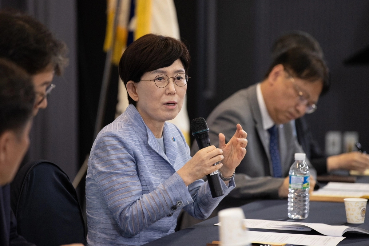 최연혜 한국가스공사 사장이 지난 4일 인천 송도 한국가스공사 인천기지에서 열린 기자간담회에서 ‘액화천연가스(LNG) 캐나다’에 대해 설명하고 있다.   한국가스공사 제공