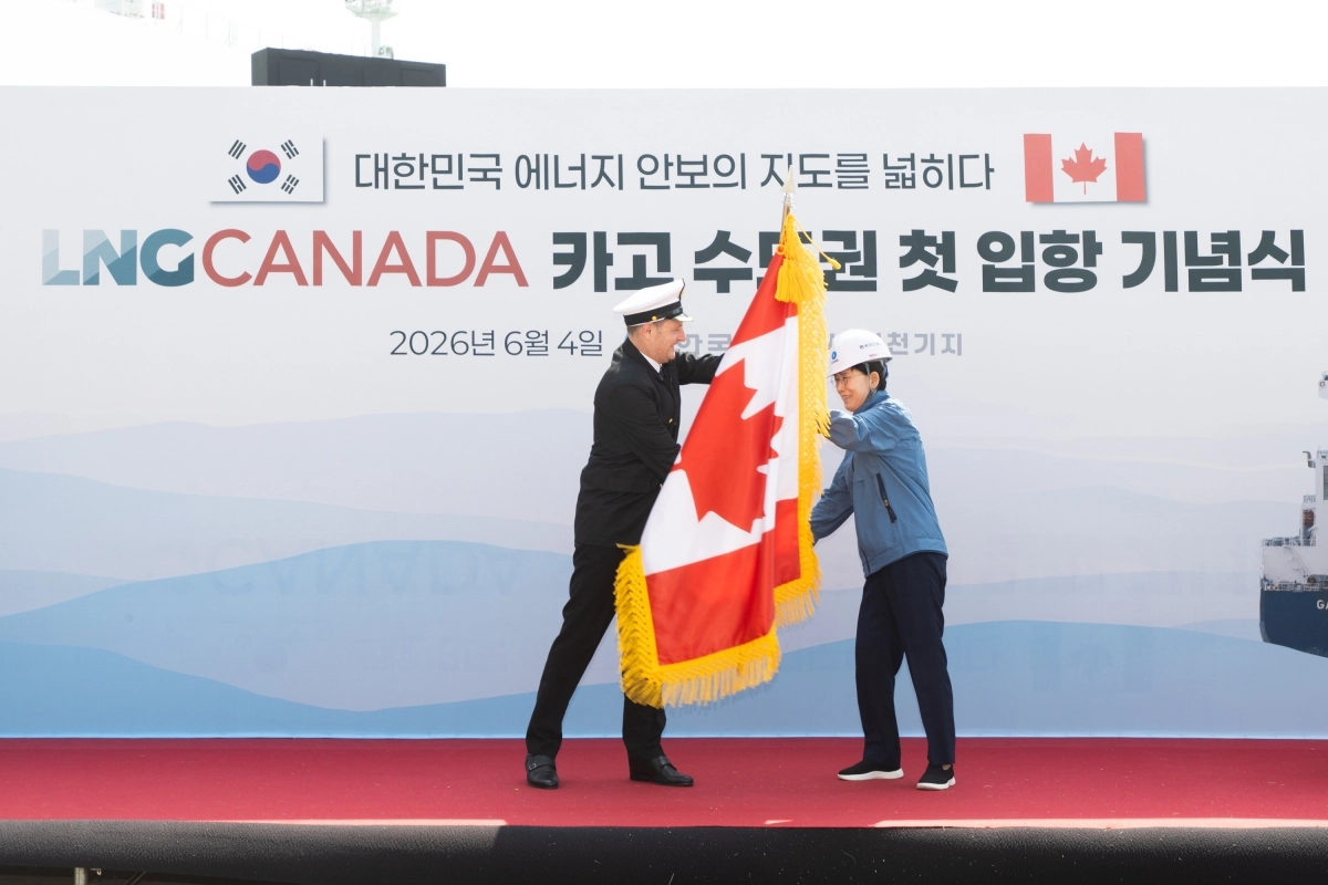최연혜 한국가스공사 사장이 지난 4일 인천 송도 한국가스공사 인천기지에서 열린 ‘액화천연가스(LNG) 캐나다’ 카고 수도권 첫 입항 기념식에서 캐나다에서 배를 몰고 온 선장과 한국과 캐나다 국기를 교환하고 있다. 한국가스공사 제공