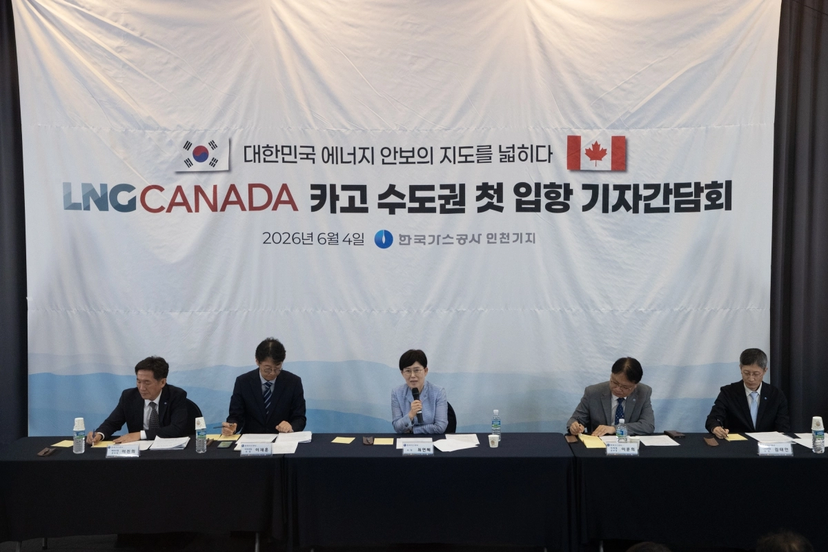 최연혜(왼쪽 세 번째) 한국가스공사 사장이 지난 4일 인천 송도 가스공사 인천기지에서 ‘액화천연가스(LNG) 캐나다 카고 수도권 첫 입항’ 기자간담회를 열고 있다.
