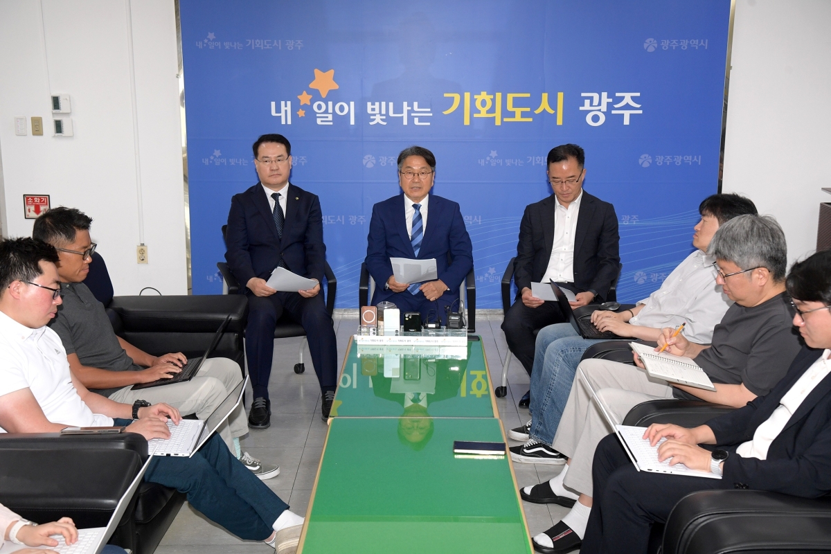 강기정 광주시장이 24일 민선8기 마지막 기자간담회를 열고 그동안의 성과와 소회를 이야기하고 있다. 광주광역시 제공