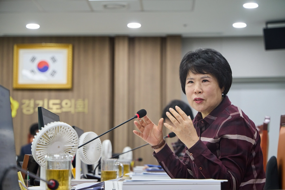 ▲ 서성란 의원이 발의한 ‘버스정류소 자동심장충격기(AED) 설치 지원 조례안’이 본회의를 통과한 가운데, 서 의원이 상임위원회 회의에서 조례안의 취지와 안전 기반 구축의 필요성을 설명하고 있다. (사진=경기도의회)