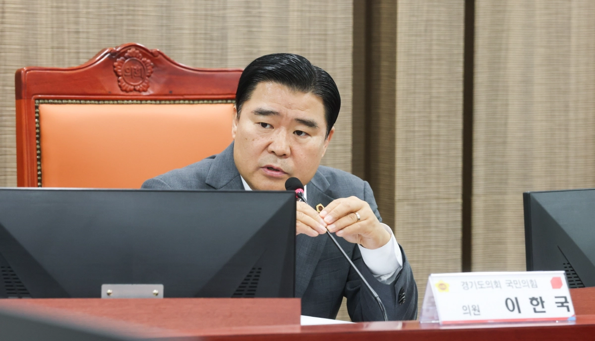 ▲ 이한국 의원이 23일 열린 정책연구용역 착수보고회를 주재하며 경기 북부 지역의 분절된 관광 사업을 통합 운영할 수 있는 조례 개정의 필요성과 구체적인 정책 대안 마련을 당부하고 있다. (사진=경기도의회)