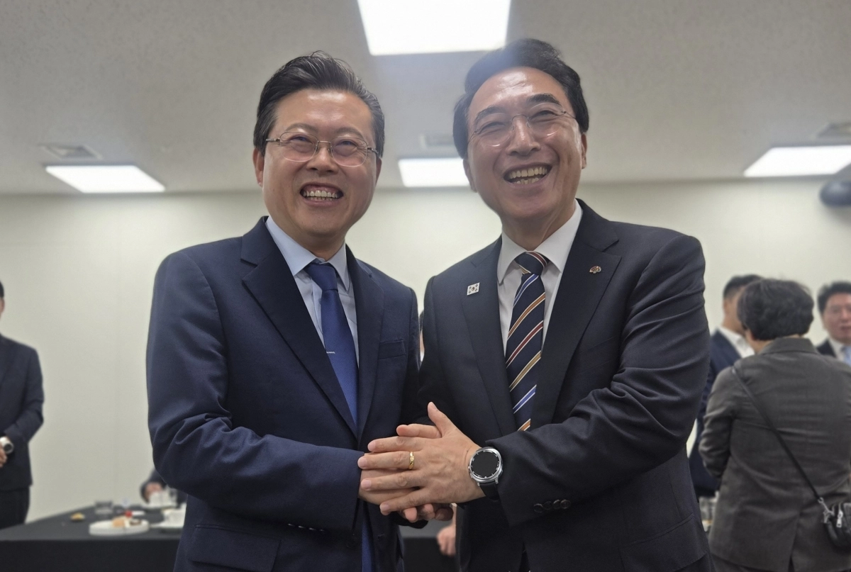 천안 충남북부상공회의서에서 열린 타운홀 미팅에 앞서 박수현 충남도지사 당선인(오른쪽)과 장기수 천안시장 당선인이 웃으며 악수하고 있다. 이종익 기자