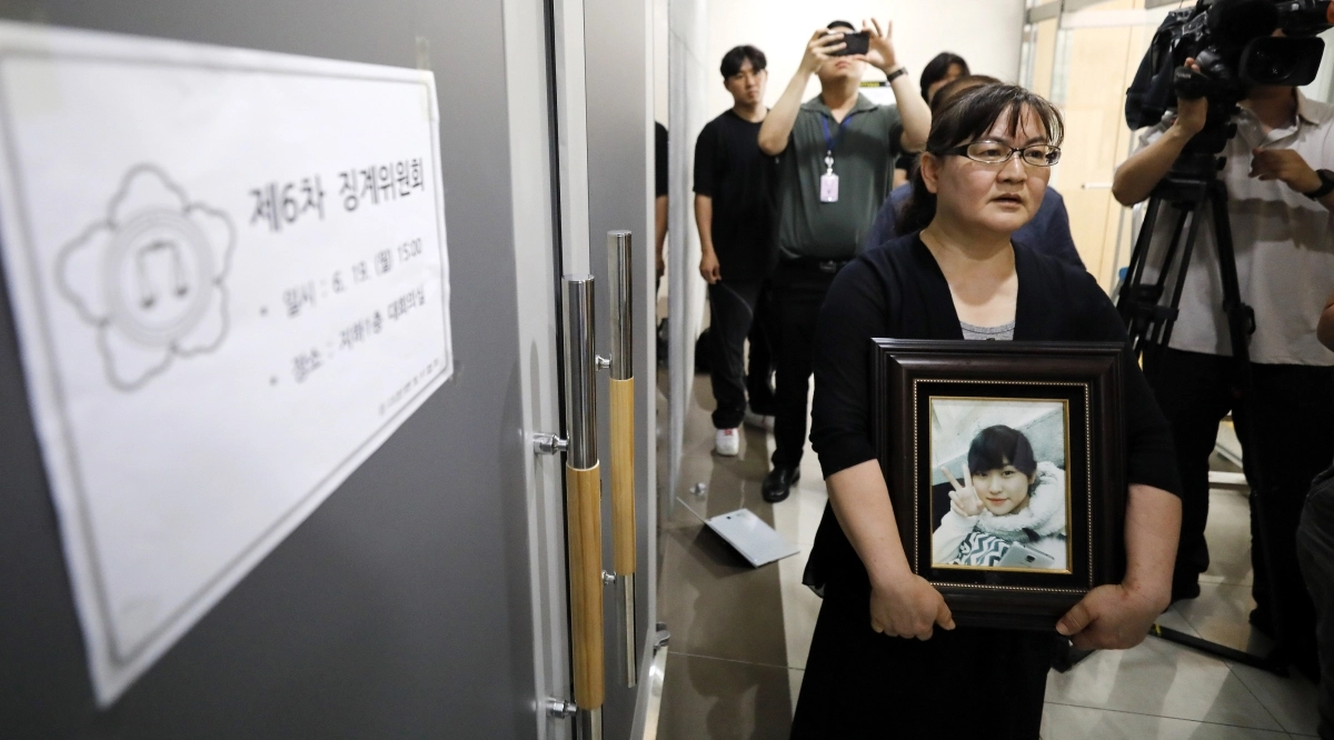 권경애 변호사에 대한 대한변호사협회의 징계위원회가 열린 지난 2023년 6월 19일 학교폭력 피해자 유족 이기철씨가 권 변호사의 영구 제명을 촉구하며 딸의 영정 사진을 들고 위원들을 기다리고 있다. 권씨가 법정에 3회 불출석하면서 이씨가 제기한 학교폭력 손해배상 소송 항소심은 ‘항소취하 간주’ 처리됐다. 뉴스1