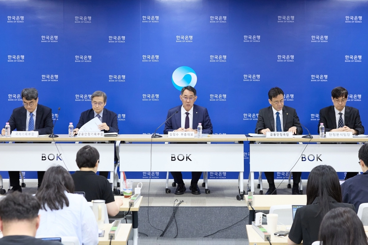 24일 오전 서울 중구 한국은행에서 열린 금융안정보고서(2026년 6월) 설명회 사진 왼쪽부터 유재현 한은 국제기획부장, 이정연 한은 금융안정기획부장, 장정수 한은 부총재보, 임광규 한은 금융안정국장, 문용필 한은 안정분석팀장. 한국은행 제공
