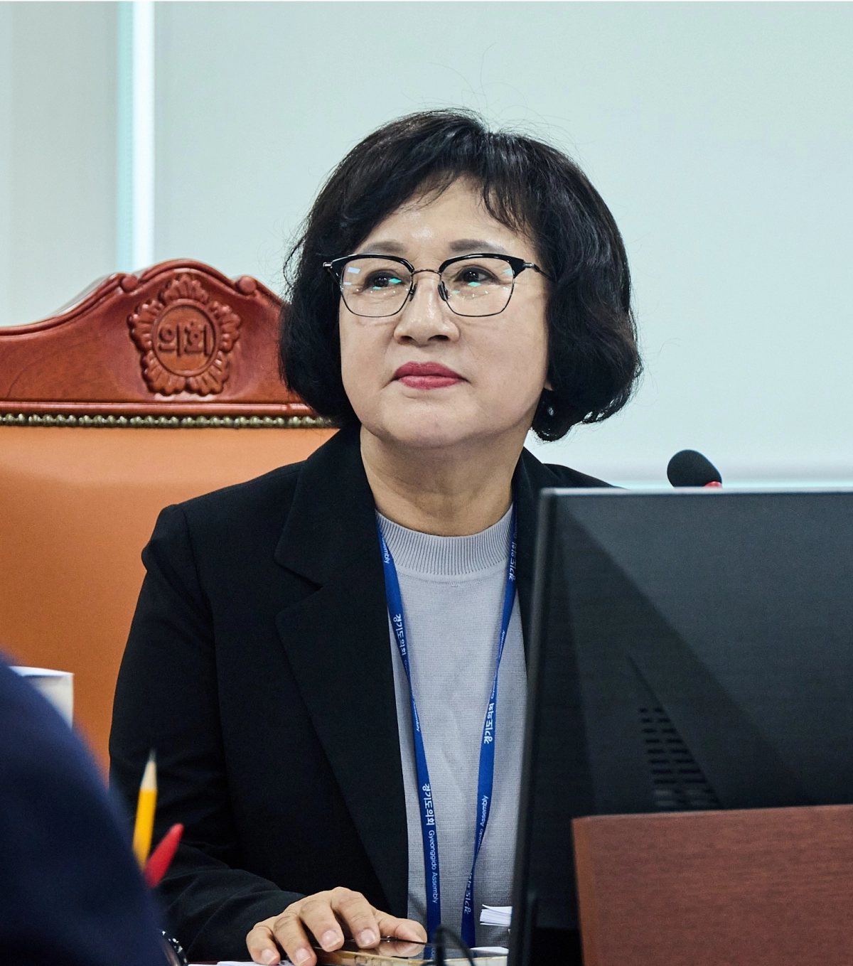 ▲ 조희선 의원이 의회 회의실 본회의장 의원석에 앉아 의정 현안을 경청하며 회의에 집중하고 있다. (사진=경기도의회)