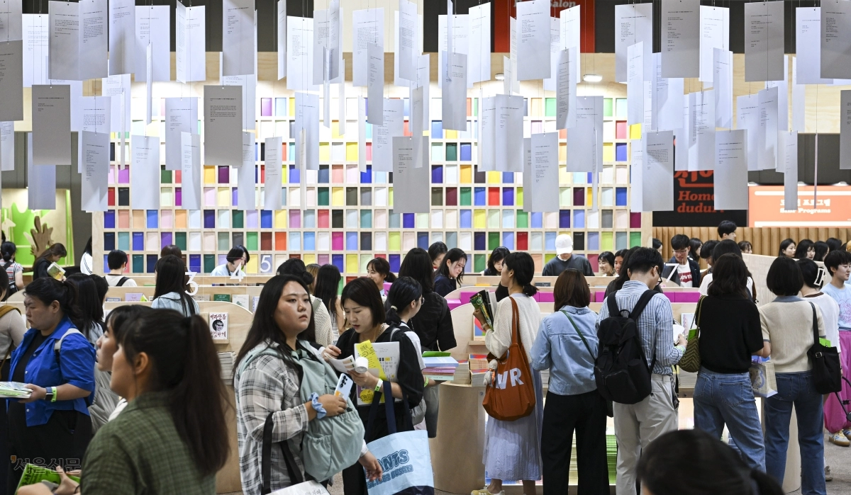 24일 서울 강남구 코엑스에서 개막한 국내 최대 책 축제 ‘2026 서울국제도서전’에 2030세대가 몰렸다. 출판사 문학동네 부스가 문학동네시인선의 알록달록한 색으로 꾸며져 있다. 이지훈 기자