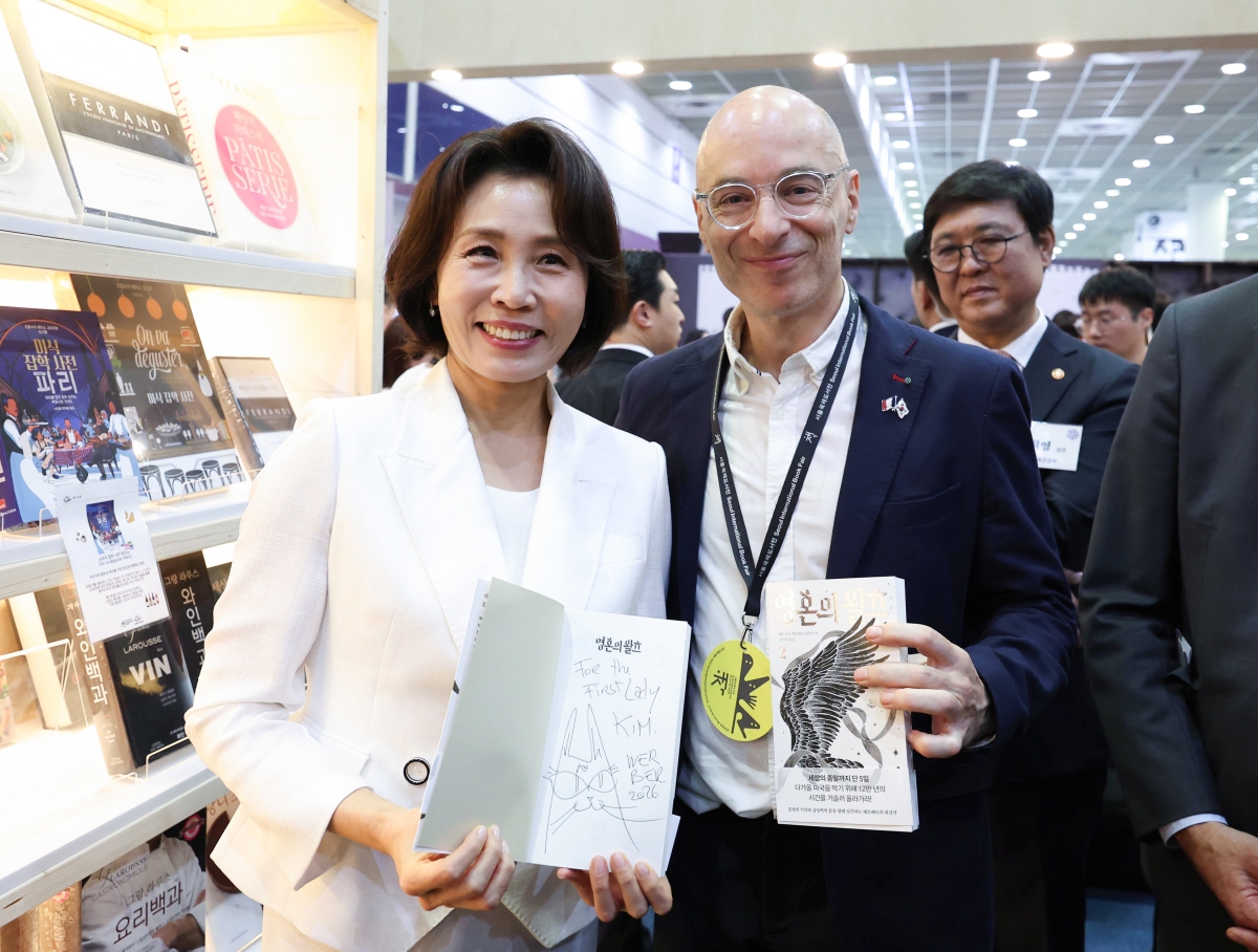 김혜경 여사와 프랑스 작가 베르나르 베르베르가 기념사진을 찍고 있다. 뉴스1