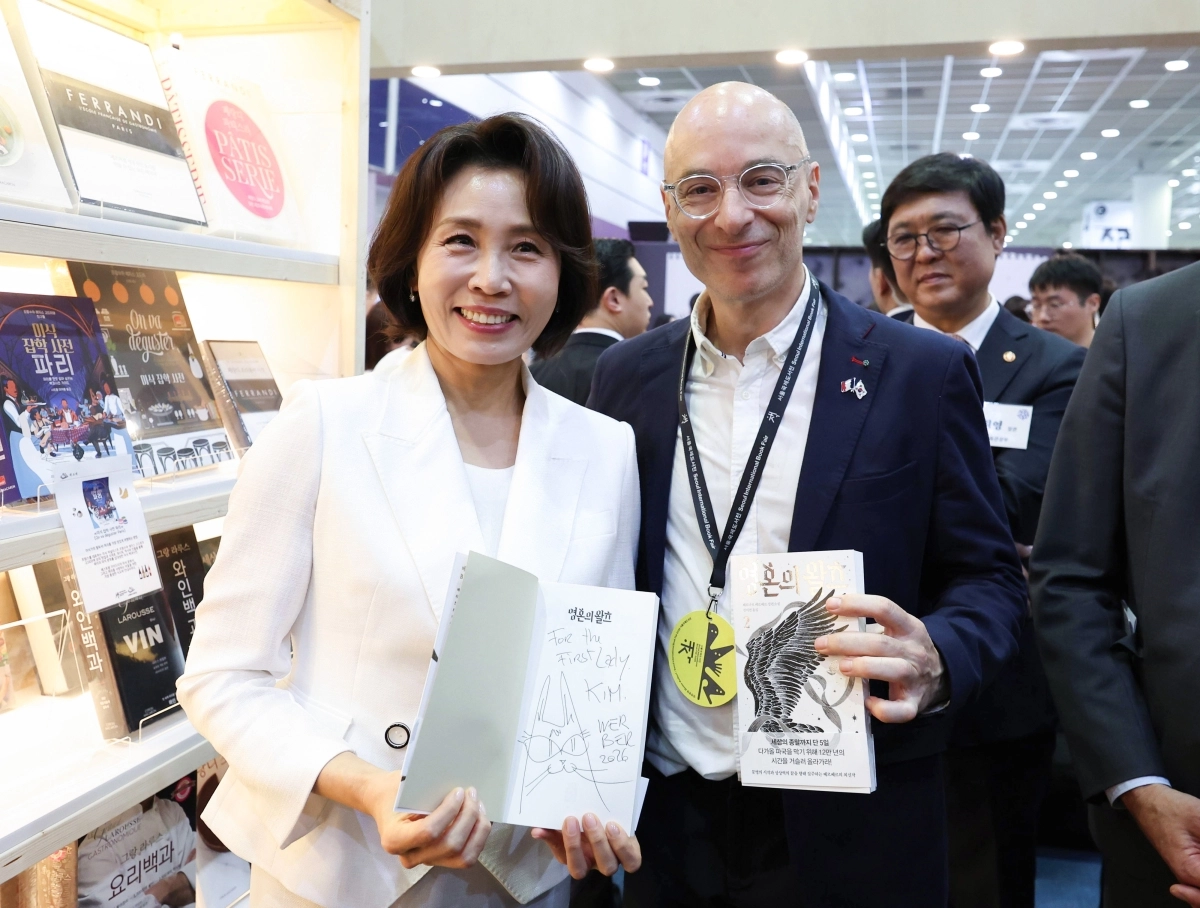 김혜경 여사와 프랑스 작가 베르나르 베르베르가 기념사진을 찍고 있다. 뉴스1