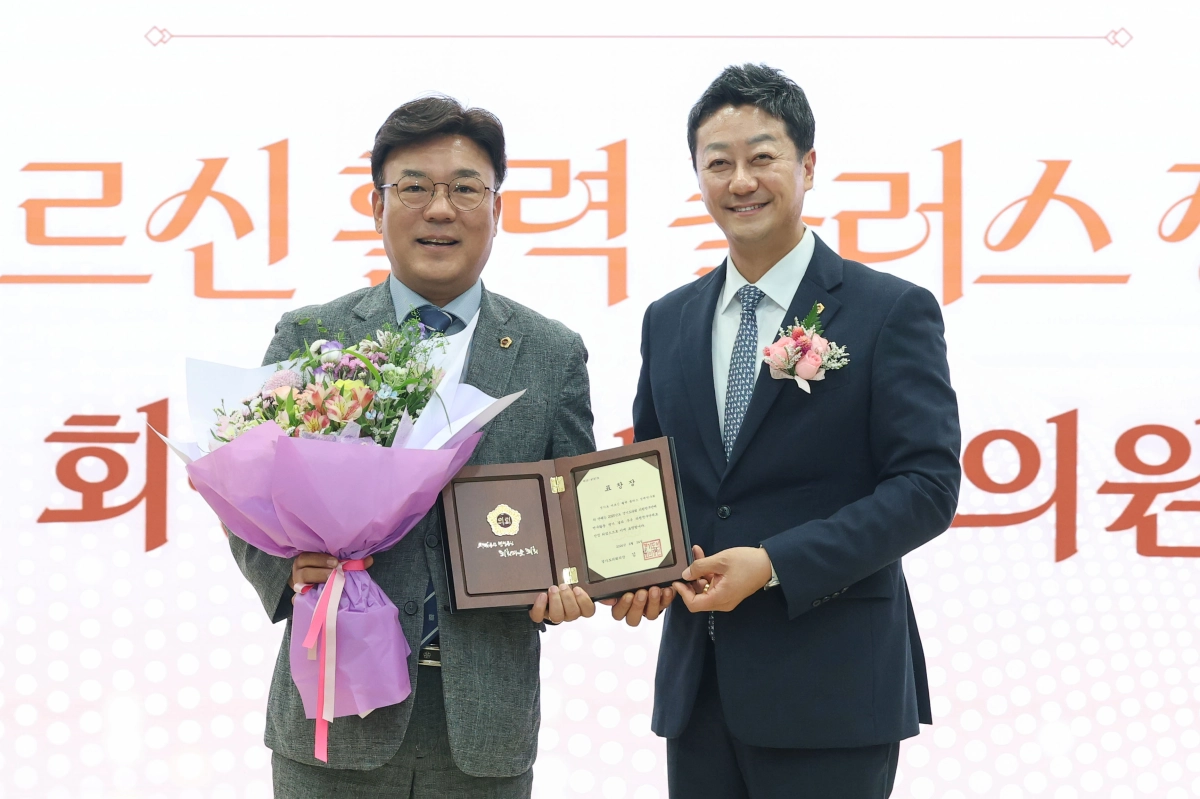 ▲ ‘경기도 어르신 활력플러스 정책연구회’ 회장인 최만식 의원(왼쪽)이 24일 경기도의회 대회의실에서 열린 시상식에서 우수의원연구단체상 상패와 꽃다발을 수여받고 기념촬영을 하고 있다. (사진=경기도의회)