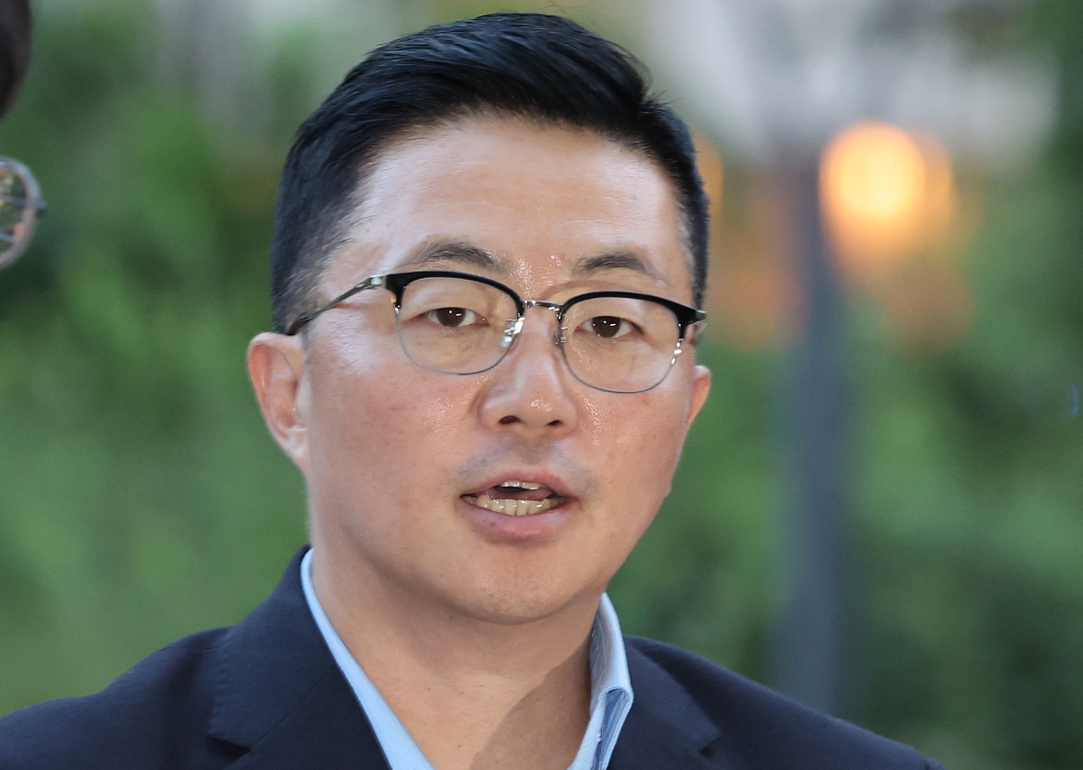 김건희 여사 일가의 ‘집사’로 지목된 김예성씨가 지난해 8월 12일 귀국 직후 인천국제공항에서 체포돼 서울 종로구 김건희특검 사무실로 들어서며 취재진의 질문에 답하고 있다. 연합뉴스