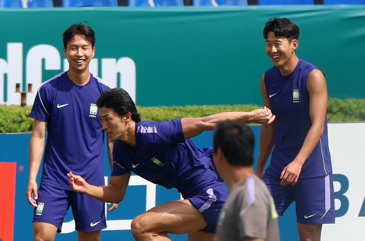 대한민국 축구대표팀 손흥민(오른쪽)이 엄지성(왼쪽), 조규성과 함께 24일(한국시간) 멕시코 누에보레온주 몬테레이 인근 산니콜라스의 에스타디오 우니베르시타리오에서 밝은 표정으로 훈련하고 있다. ﻿  산니콜라스 뉴시스