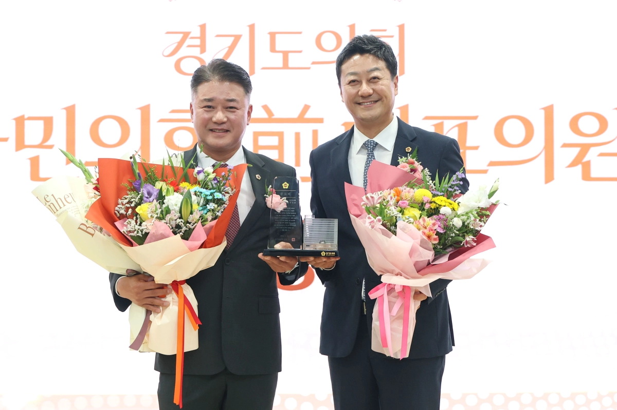 ▲ 김정호 의원이 제11대 경기도의회 의원 퇴임식에서 교섭단체 대표의원 및 경기도교육청 예산결산특별위원장으로서의 공로를 인정받아 공로패를 수여받은 뒤 기념촬영을 하고 있다. (사진=경기도의회)