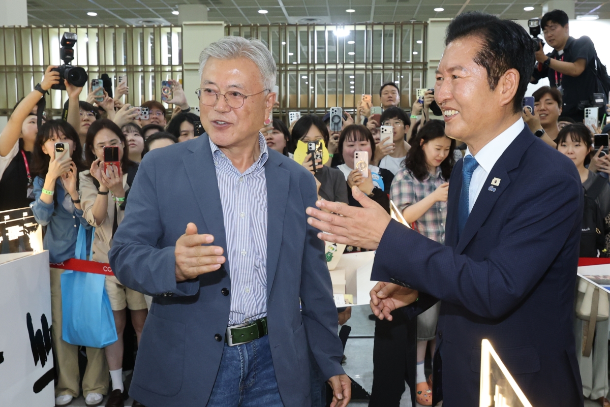 서울국제도서전서 文 만난 鄭