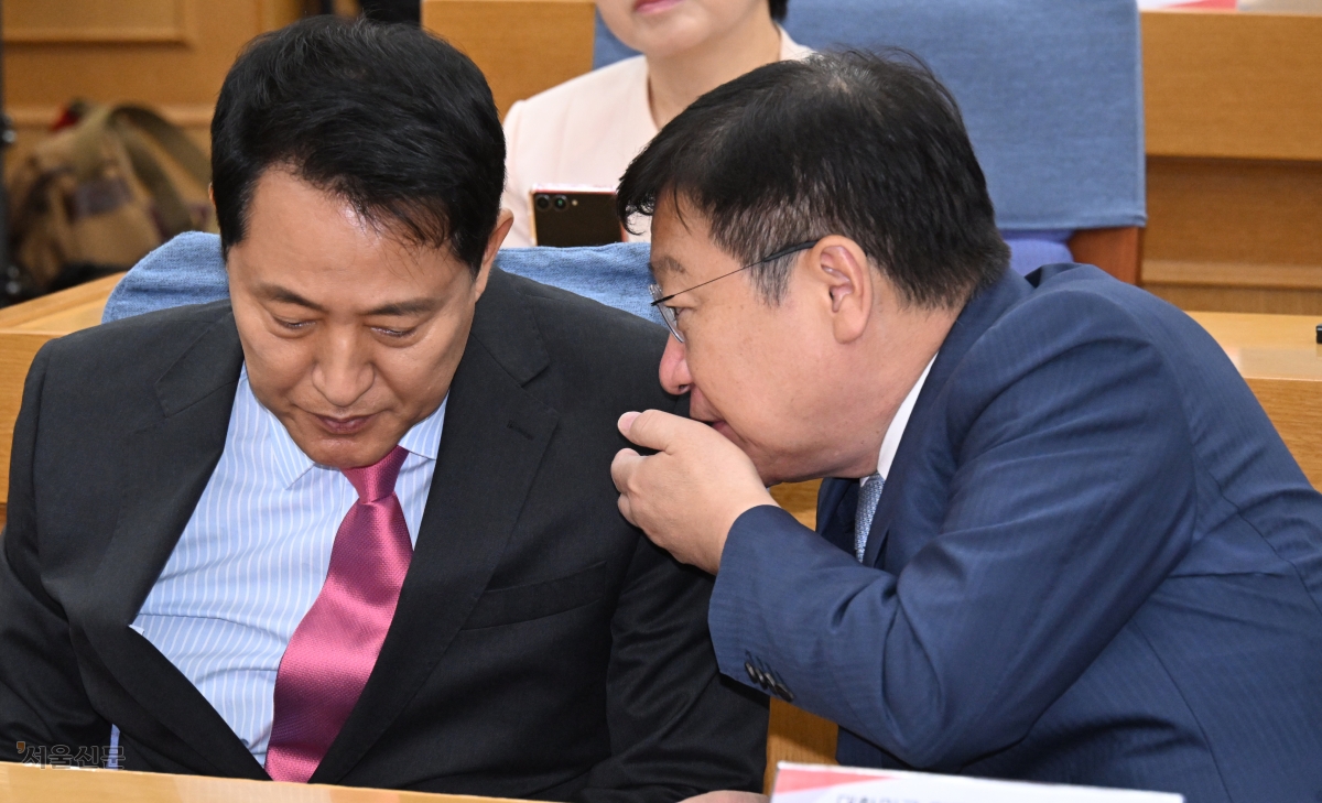 오세훈(왼쪽) 서울시장이 24일 국회의원회관에서 열린 ‘대한민국 미래혁신포럼’ 세미나에 참석해 정점식 국민의힘 원내대표와 귓속말을 나누는 모습. 안주영 전문기자
