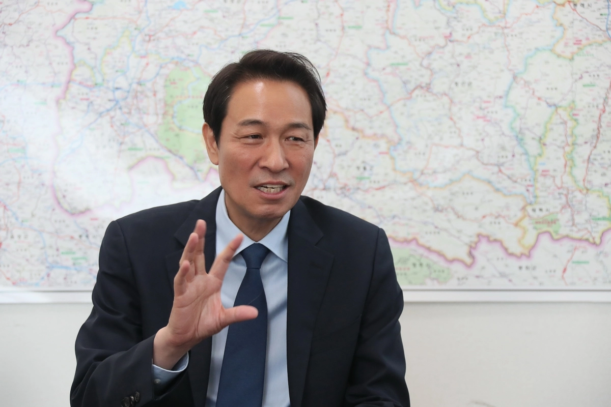 우상호 강원특별자치도지사 당선인이 24일 서울신문과의 인터뷰에서 “정치 이념을 따지지 않고 실용적으로 판단할 것”이라며 도정 운영 방향을 밝히고 있다. 강원도지사직 인수위원회 제공