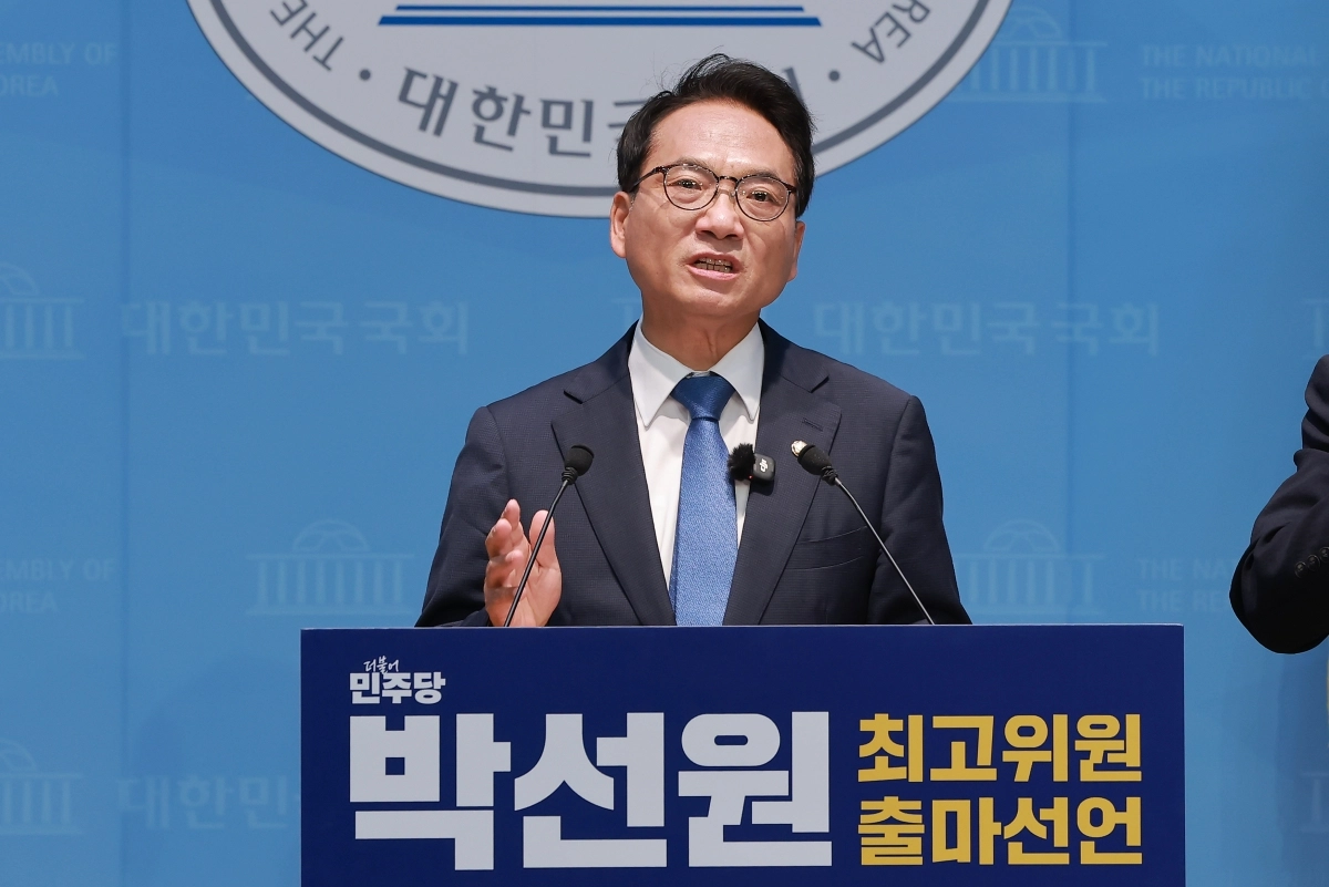 박선원 더불어민주당 의원이 24일 국회 소통관에서 최고위원 출마를 선언하고 있다. 연합뉴스