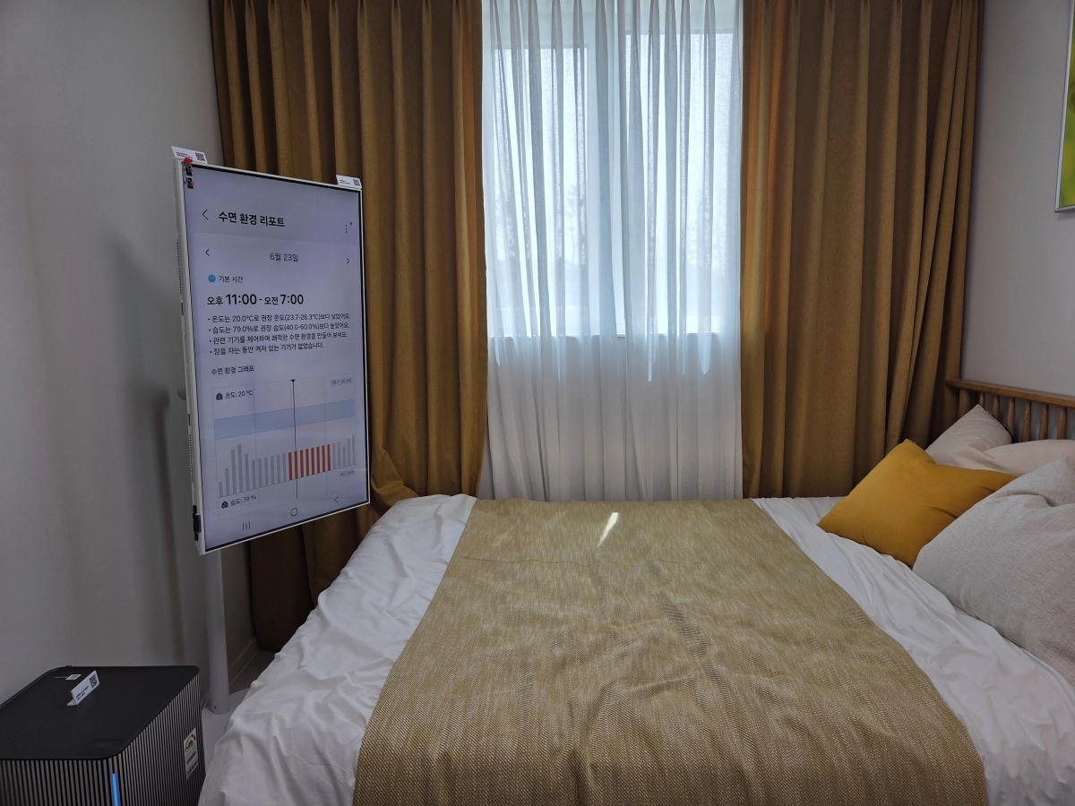 24일 경기 화성 ‘삼성 AI 모듈러 홈’ 쇼룸에서 수면모드에 돌입한 스마트싱스가 간밤의 수면 통계를 띄워주는 모습. 곽소영 기자