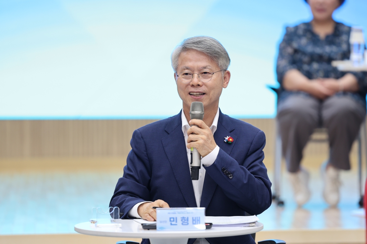 민형배 전남광주특별시장 당선인이 24일 여수에서 열린 ‘시민 민형배가 특별시민에게 듣습니다’ 네번째 행사에 참석, 인사말을 하고 있다. 전남광주대전환기획위원회 제공