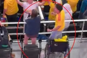 “월드컵의 기적?” 승리하자 휠체어서 ‘벌떡’ 일어난 장애인석 관중들…‘갑론을박’