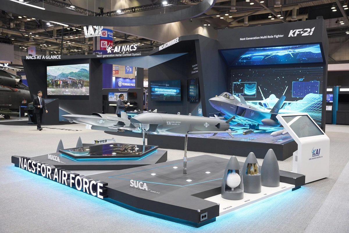 한국항공우주산업(KAI)이 ‘ADEX 2025’ 전시장에 마련한 부스에서 KF 21 전투기와 무인기(MUCCA·SUCA)를 유기적으로 결합한 미래 차세대 공중전투체계(NACS) 라인업을 선보이고 있다. KAI 제공