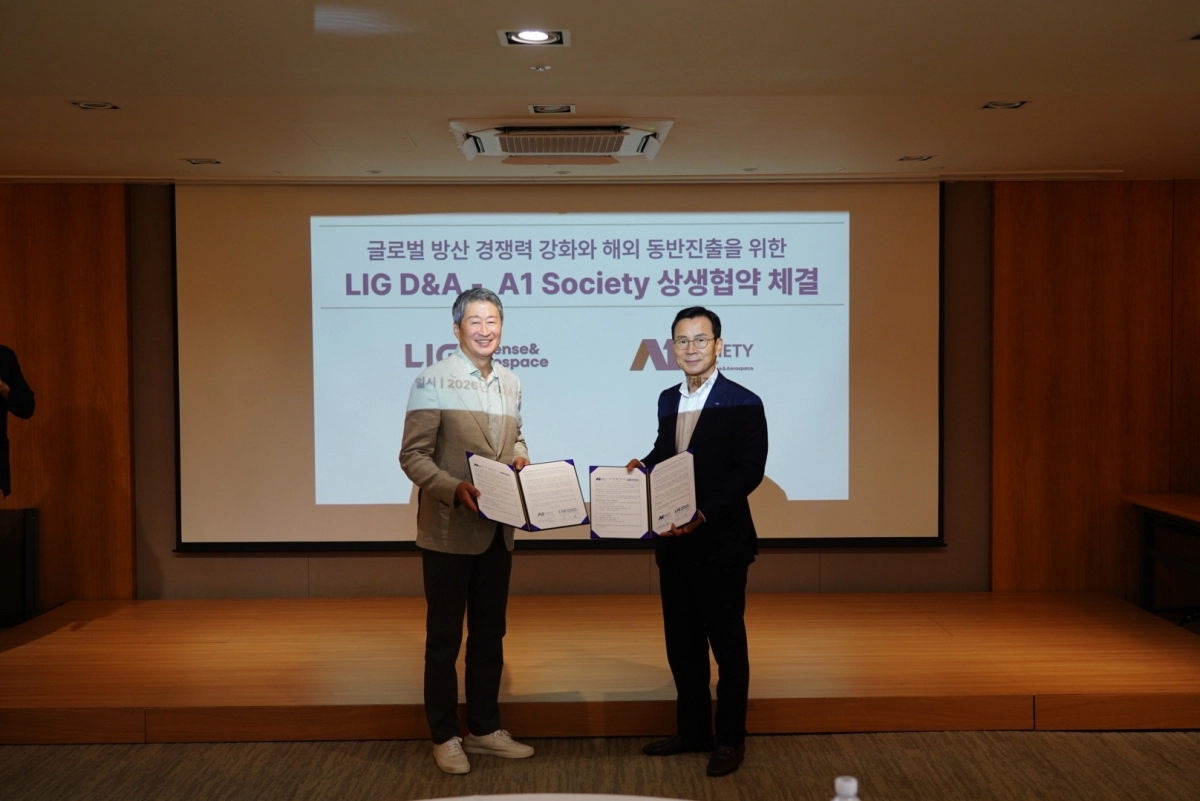 신익현(오른쪽) LIG D＆A 대표이사와 A1 Society 회장사인 채재호 탈로스 대표이사가 지난 9일 제주에서 ‘제1회 상생협력의 날’ 행사에서 상생협역을 체결한 뒤 기념촬영을 하고 있다. LIG D＆A 제공