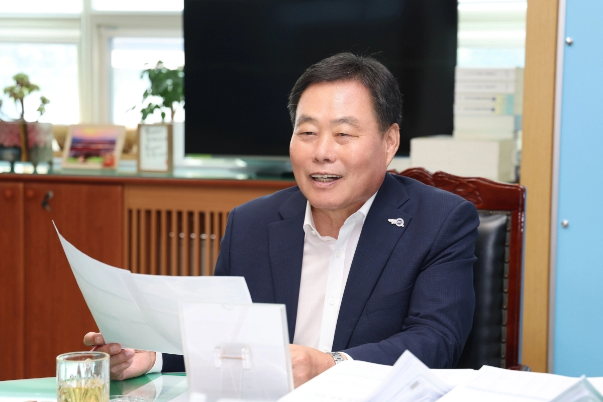 김산 전남 무안군수가 24일 군청 집무실에서 가진 서울신문과의 인터뷰에서 3선 연임 소감과 군의 발전 비전을 밝히고 있다. 무안군 제공