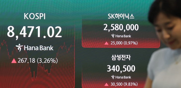 23일 폭락했던 코스피가 24일 상승 마감했다. 사진은 24일 서울 중구 하나은행 딜링룸 주가 현황판. 연합뉴스