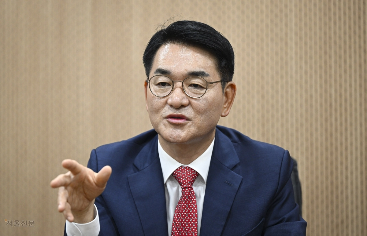 박용진 규제합리화위원회 부위원장은 서울신문 인터뷰에서 “중소·혁신기업들이 함께 크는 생태환경을 조성하기 위해 기업과 정부가 함께 노력해야 한다”고 말했다. 인터뷰는 지난 19일 서울 중구 프레스센터 서울신문 회의실에서 진행됐다. 이지훈 기자