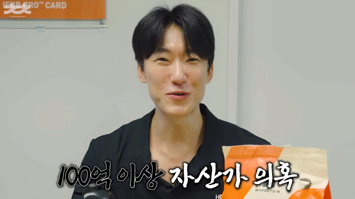 유튜브 채널 ‘총총TV Silver Gun’을 운영하는 총총이 주식 투자로 7억원을 잃었다고 고백한 뒤 제기된 여러 의혹에 대해 해명했다. 유튜브 채널 ‘총총TV Silver Gun’ 캡처