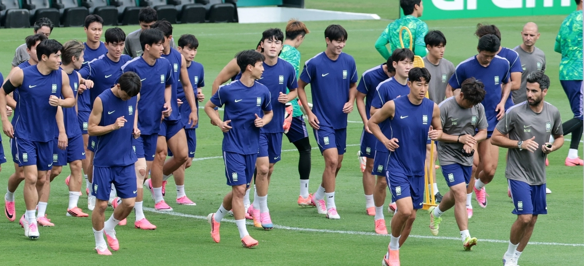 대한민국 축구 국가대표팀 주장 손흥민을 비롯한 선수들이 23일(현지시간) 멕시코 몬테레이 유니버시티 스타디움에서 남아공과 조별리그 최종전을 앞두고 훈련을 하고 있다.뉴스1