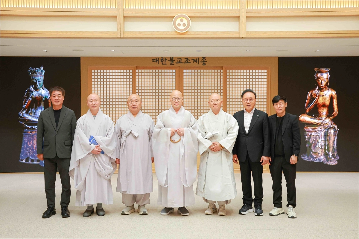 여수세계섬박람회 조직위원회가 24일 서울 조계사를 방문해 대한불교조계종 관계자들을  면담하고 있다.