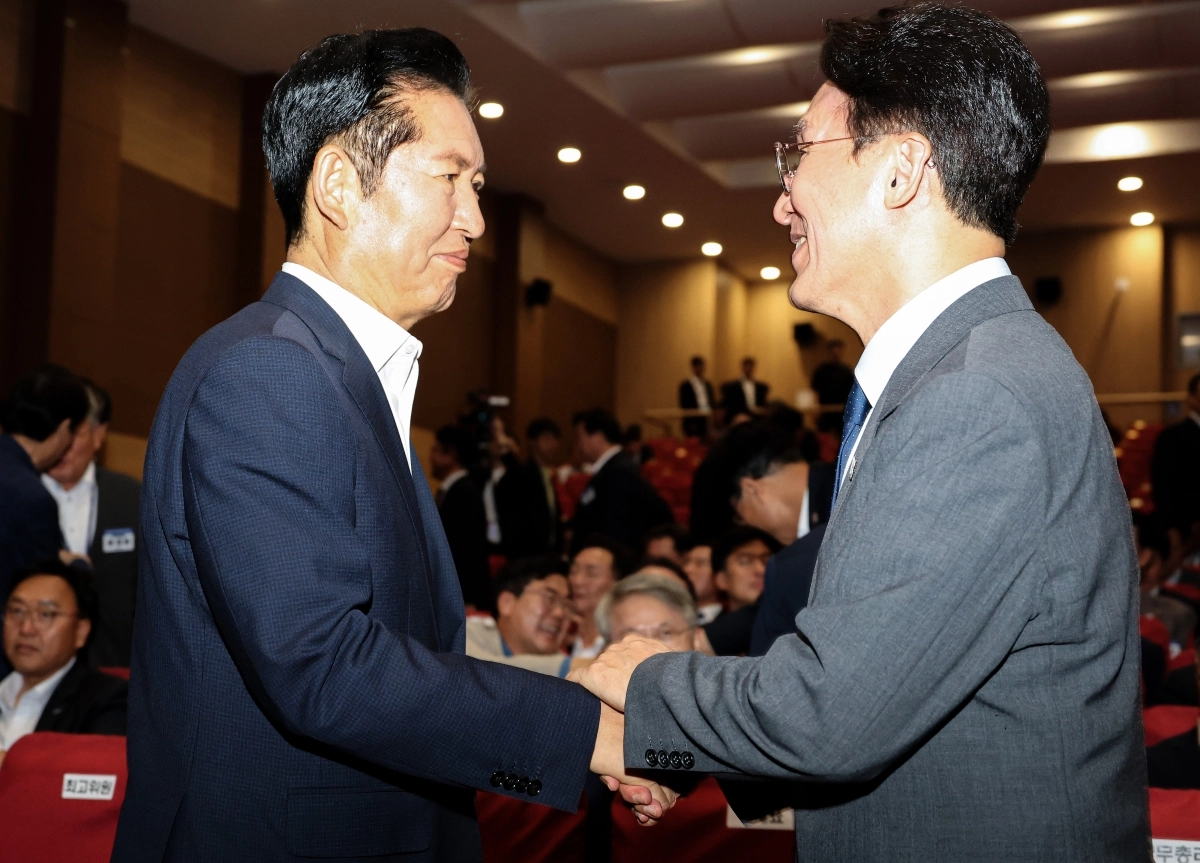 악수하는 정청래·김민석