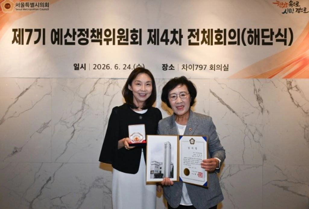 최호정 의장(왼쪽)과 신복자 위원장이 기념촬영을 하고 있다. 서울시의회 제공