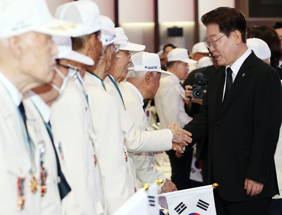 이재명 대통령이 25일 경기 수원시 수원컨벤션센터에서 열린 6·25 전쟁 제76주년 기념식에서 참석자들과 인사하고 있다. 2026.6.25 뉴스1