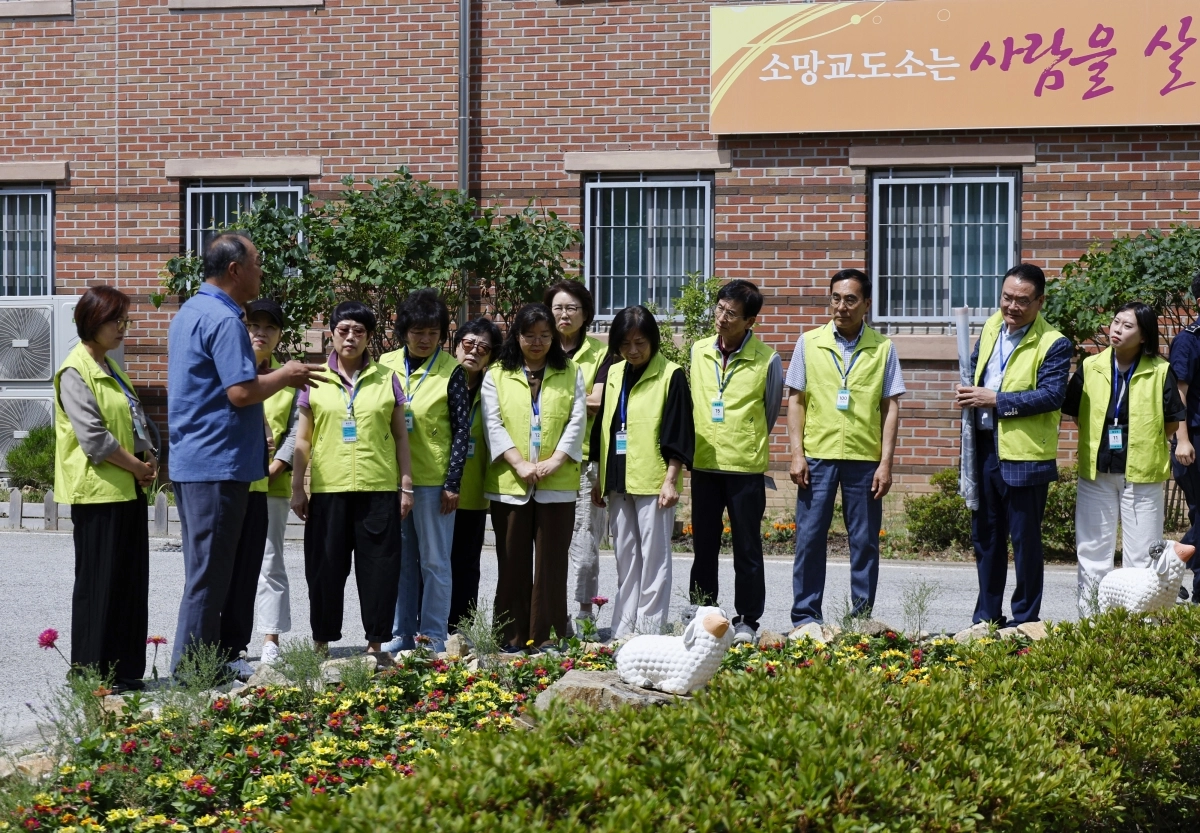 소망교도소와 여주시 오학동 주민자치회, 허브다섯메 관계자들의 상생 원예를 위한 3자 업무협약(MOU)을 체결한 뒤 관내 원예 조성지를 둘러보고 있다. 소망교도소 제공.