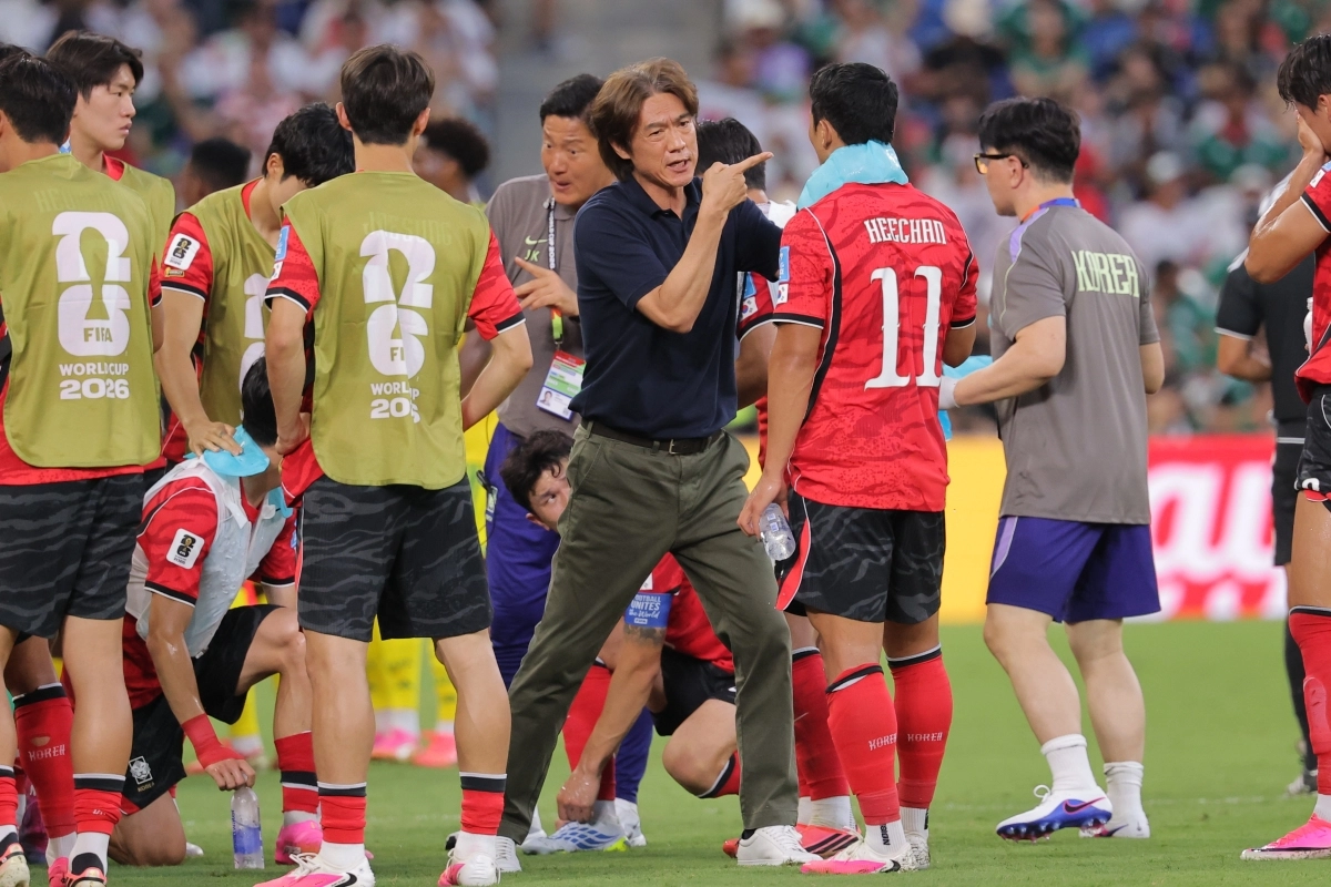 홍명보 축구대표팀 감독이 25일(한국시간) 멕시코 몬테레이 스타디움에서 열린 2026 북중미월드컵 조별리그 최종전 남아프리카공화국과의 경기에서 황희찬에게 작전을 지시하고 있다. 2026.6.25 몬테레이 연합뉴스