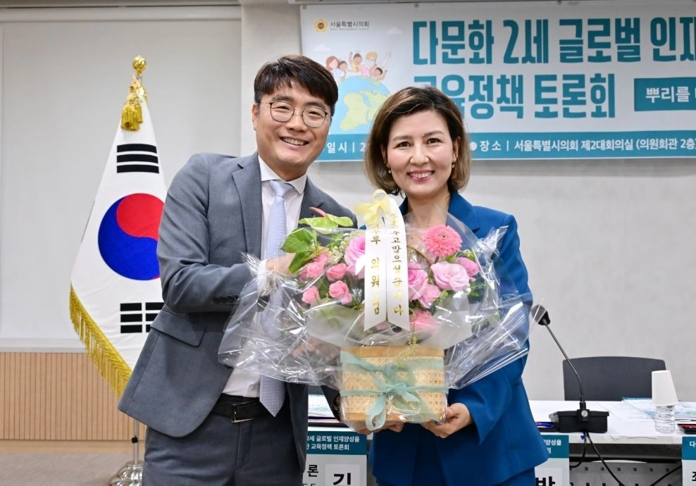 토론회 사회를 맡은 박재준 외래교수(건국대학교 미래지식교육원)와 아이수루 의원. 서울시의회 제공