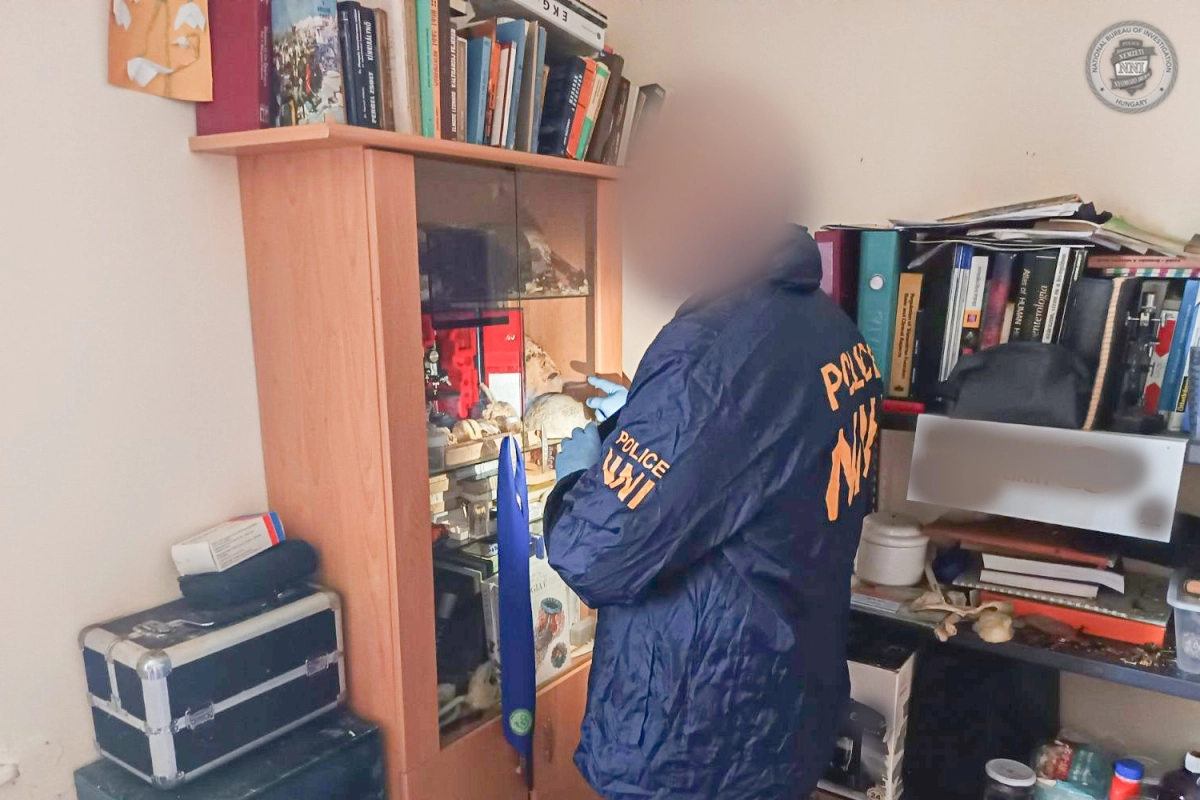 헝가리 국가수사국(NBI)은 지난 17일(현지시간) 부다페스트에서 30대 남성 A씨를 인체불법사용 혐의로 체포했다. 수사국은 A씨가 간호조무사로 일하는 병원과 자택에 인체 부위를 보관하고 있다는 제보를 받고 수사에 착수했다. 헝가리 경찰 제공