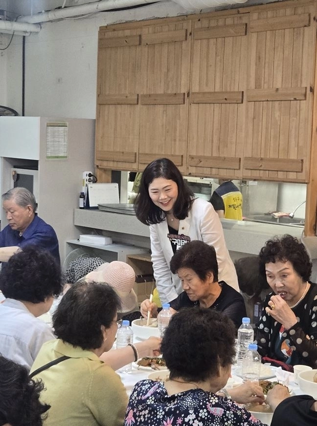 어르신들께 삼계탕 배식하고 있는 구미경 시의원. 서울시의회 제공