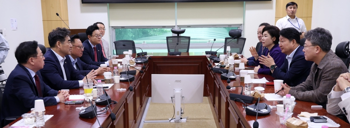 이성권 국민의힘 의원이 25일 오전 국회의원회관에서 열린 당내 쇄신파 모임 ‘대안과 미래’ 조찬모임에서 참석 의원들과 대화를 나누고 있다.  뉴스1