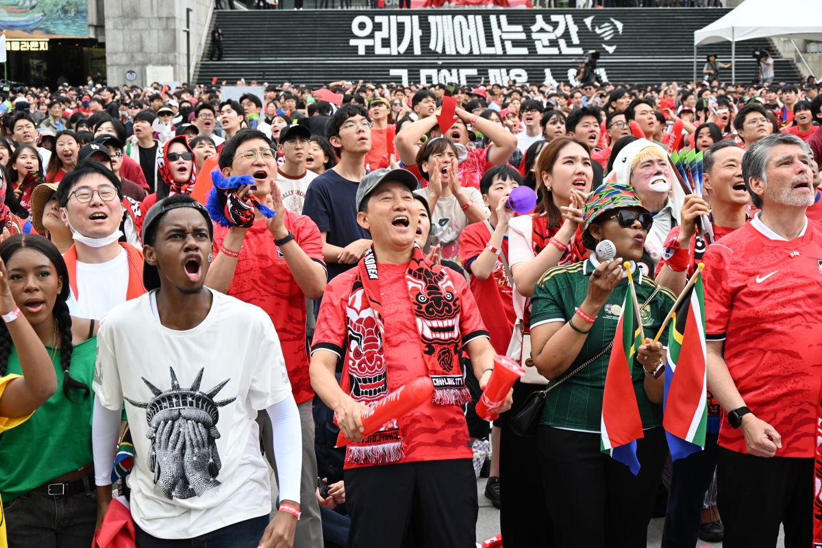 오세훈(가운데) 서울시장이 25일 광화문광장 일대에서 열린 ‘2026 북중미 월드컵 대한민국-남아프리카공화국 공동응원전’에서 신디스와 음쿠쿠(앞줄 왼쪽 네 번째) 주한남아공대사와 공동응원을 펼치고 있다. 서울시 제공