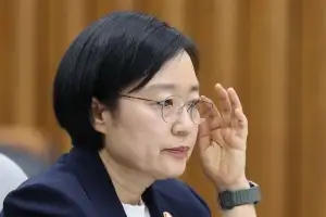 한성숙 “6·25는 북침입니다, 당연히. 아 죄송, 남침” 긴장해 말실수
