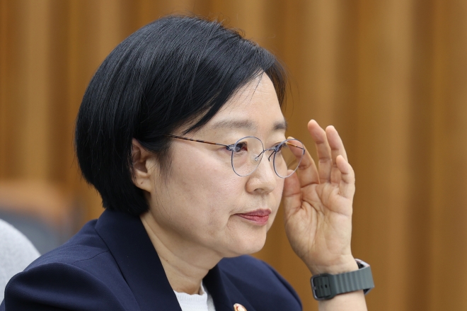 한성숙 “6·25는 북침입니다, 당연히. 아 죄송, 남침” 긴장해 말실수