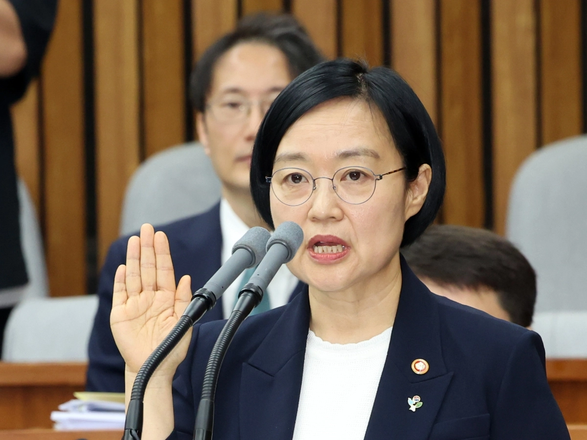 한성숙 국무총리 후보자가 25일 국회에서 열린 인사청문회에 출석해 선서하고 있다. 2026.6.25 뉴스1