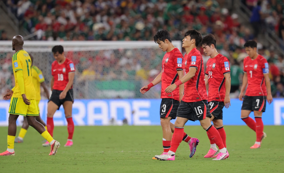 축구대표팀 선수들이 25일(한국시간) 멕시코 몬테레이 스타디움에서 열린 2026 북중미월드컵 A조 3차전 한국과 남아프리카공화국의 경기에서 아쉬운 표정을 지으며 그라운드를 나서고  있다. 2026.6.25 몬테레이 연합뉴스