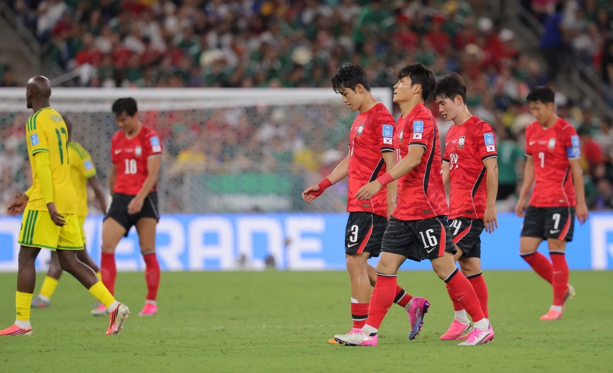 축구대표팀 선수들이 25일(한국시간) 멕시코 몬테레이 스타디움에서 열린 2026 북중미월드컵 A조 3차전 한국과 남아프리카공화국의 경기에서 아쉬운 표정을 지으며 그라운드를 나서고  있다. 2026.6.25 몬테레이 연합뉴스