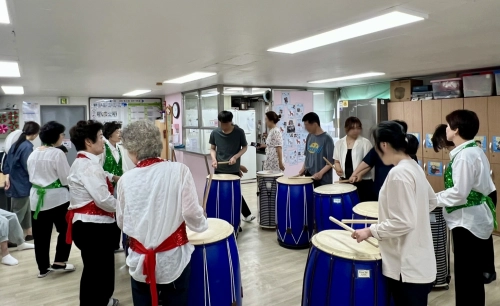 서울 구로구 건강마을공동체 참가자들이 장애인 이용시설을 찾아 난타 공연을 하고 있다.  구로구 제공